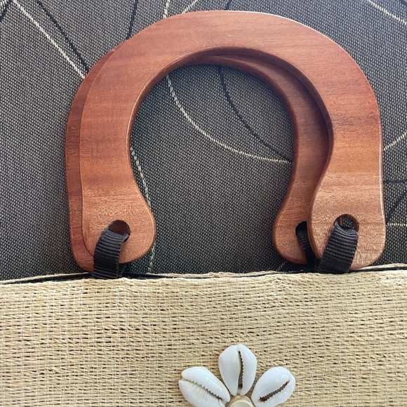 Small Boho Chic Wood Handle Puka Shell Handbag - Picture 10 of 10